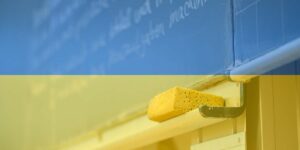 Schultafel in den Farben der ukrainischen Flagge