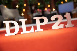 Schriftzug auf rotem Teppich