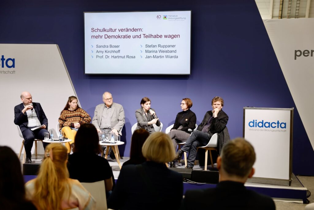 Jan-Martin Wiarda, Amy Kirchhoff, Stefan Ruppaner, Marina Weisband, Sandra Boser und Hartmut Rosa diskutieren über Demokratie an Schulen.