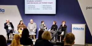 Jan-Martin Wiarda, Amy Kirchhoff, Stefan Ruppaner, Marina Weisband, Sandra Boser und Hartmut Rosa diskutieren über Demokratie an Schulen.