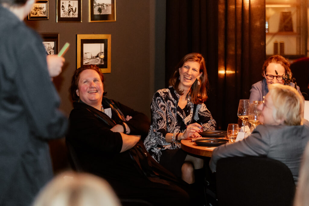 Theresa Schopper und Alexandra Heraeus lächeln