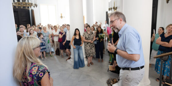Martin Fugmann hält eine Begrüßungsrede auf der Treppe im Foyer des Literaturhauses Frankfurt.