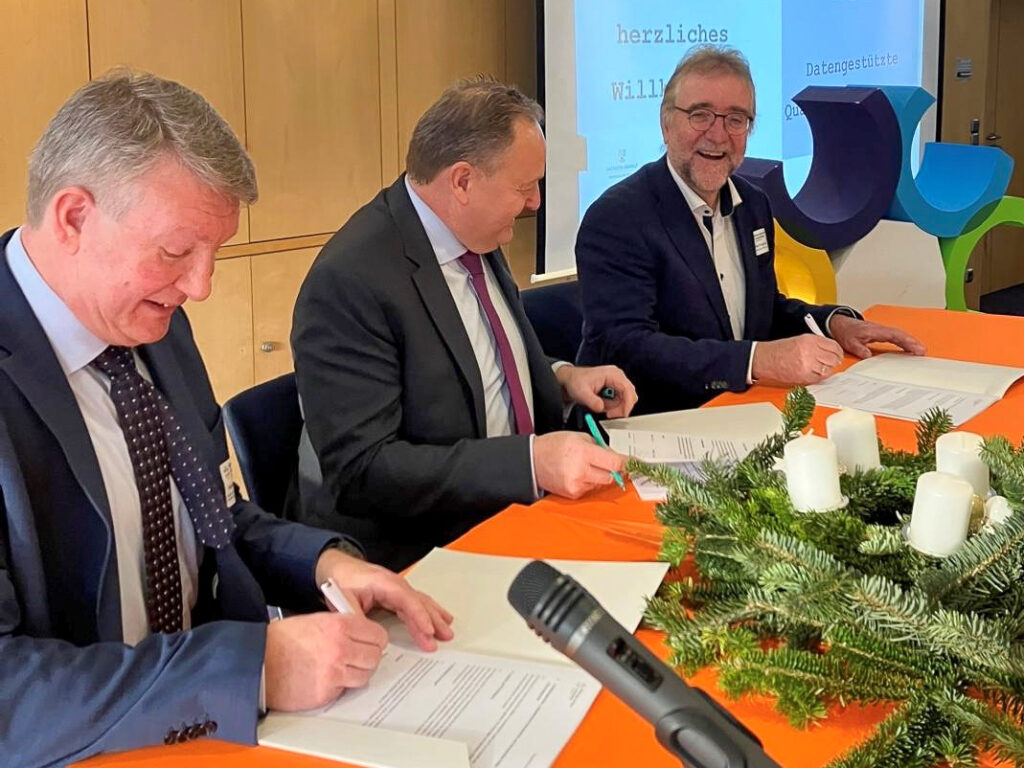 Thomas Schödel, Jürgen Böhm und Martin Fugmann unterzeichnen die Vertragsverlängerung des Bildungscampus Leadership