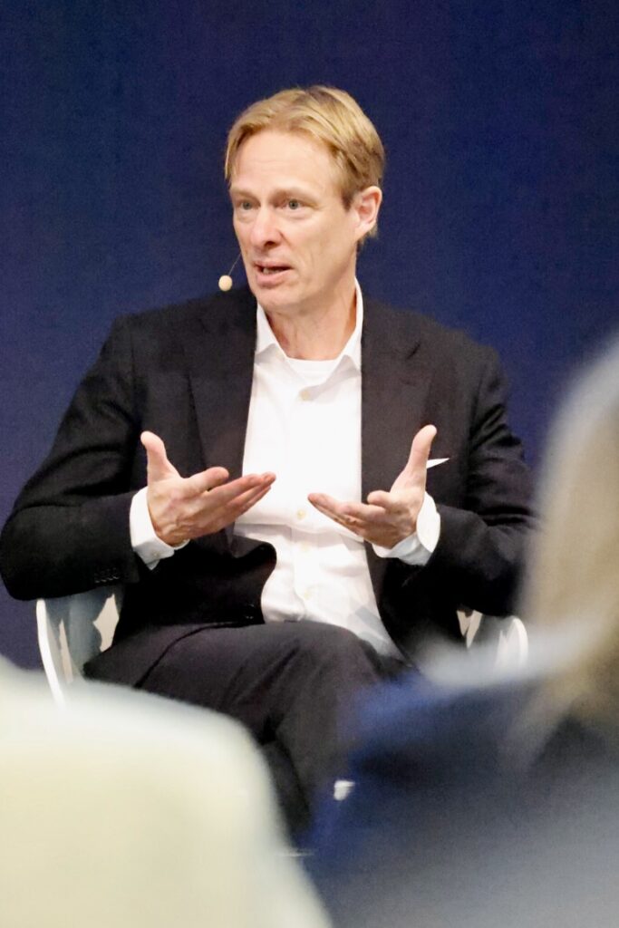 André Szymkowiak diskutiert auf der didacta 2026.